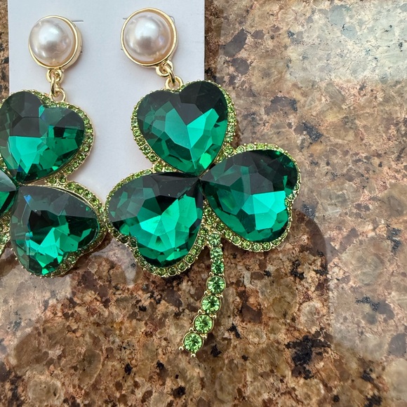 St Patty's Day Green Gold Pearl Rhinestone Clover Earrings NEW - Picture 3 of 4